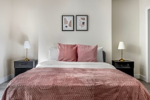1 slaapkamer, een strijkplank/strijkijzer, wifi, beddengoed