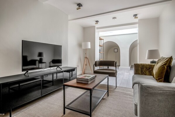 TV, stereo - Sunny Marleybone 1BR, nr University & Attractions, by Blueground (London)