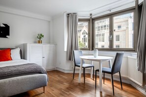 Tabla de planchar con plancha, wifi, ropa de cama