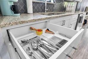 Dishwasher, cookware/dishes/utensils, dining tables