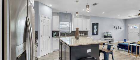 Dishwasher, cookware/dishes/utensils, dining tables