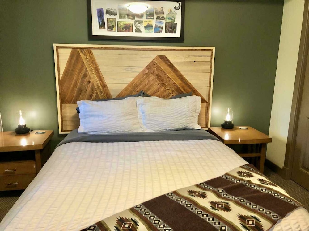 Cozy mountain retreat Outdoor Hot Tub Access. Dead Man's Flats Vrbo