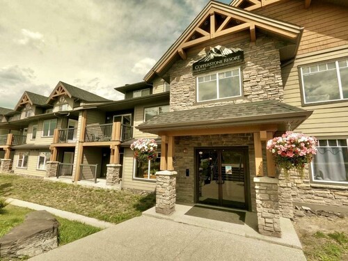 Cozy mountain retreat - Outdoor Hot Tub Access.