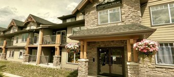 Cozy mountain retreat - Outdoor Hot Tub Access.