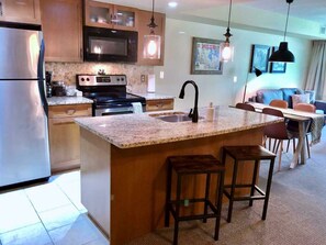 Geladeira, micro-ondas, fogão, cooktop