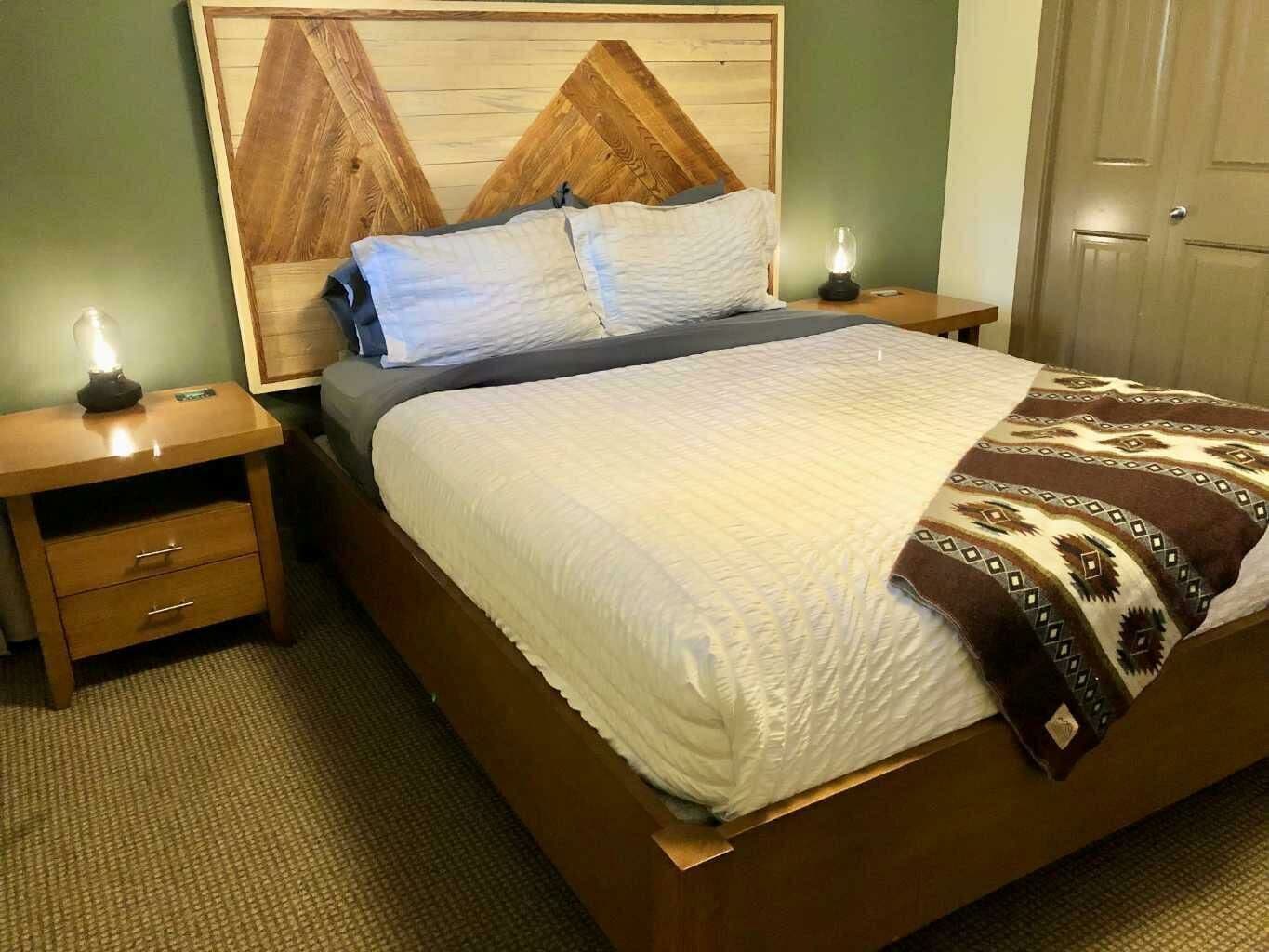 1 chambre, bureau, fer et planche à repasser, lit parapluie