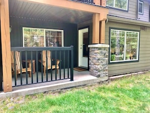 Terrace/patio - Cozy mountain retreat - Outdoor Hot Tub Access. (Dead Man's Flats)