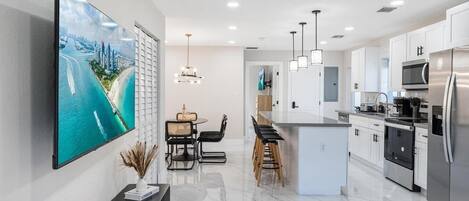 冷蔵庫、電子レンジ、オーブン、コンロ