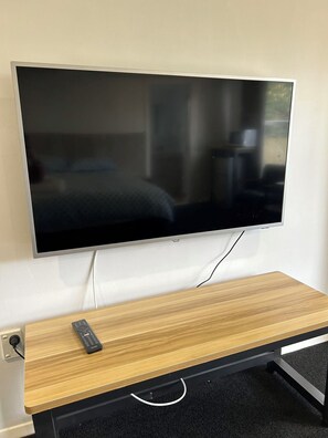 Family Room, Private Bathroom | 1 bedroom, blackout drapes, free WiFi, bed sheets - Holiday Room in Chartwell (Hamilton)