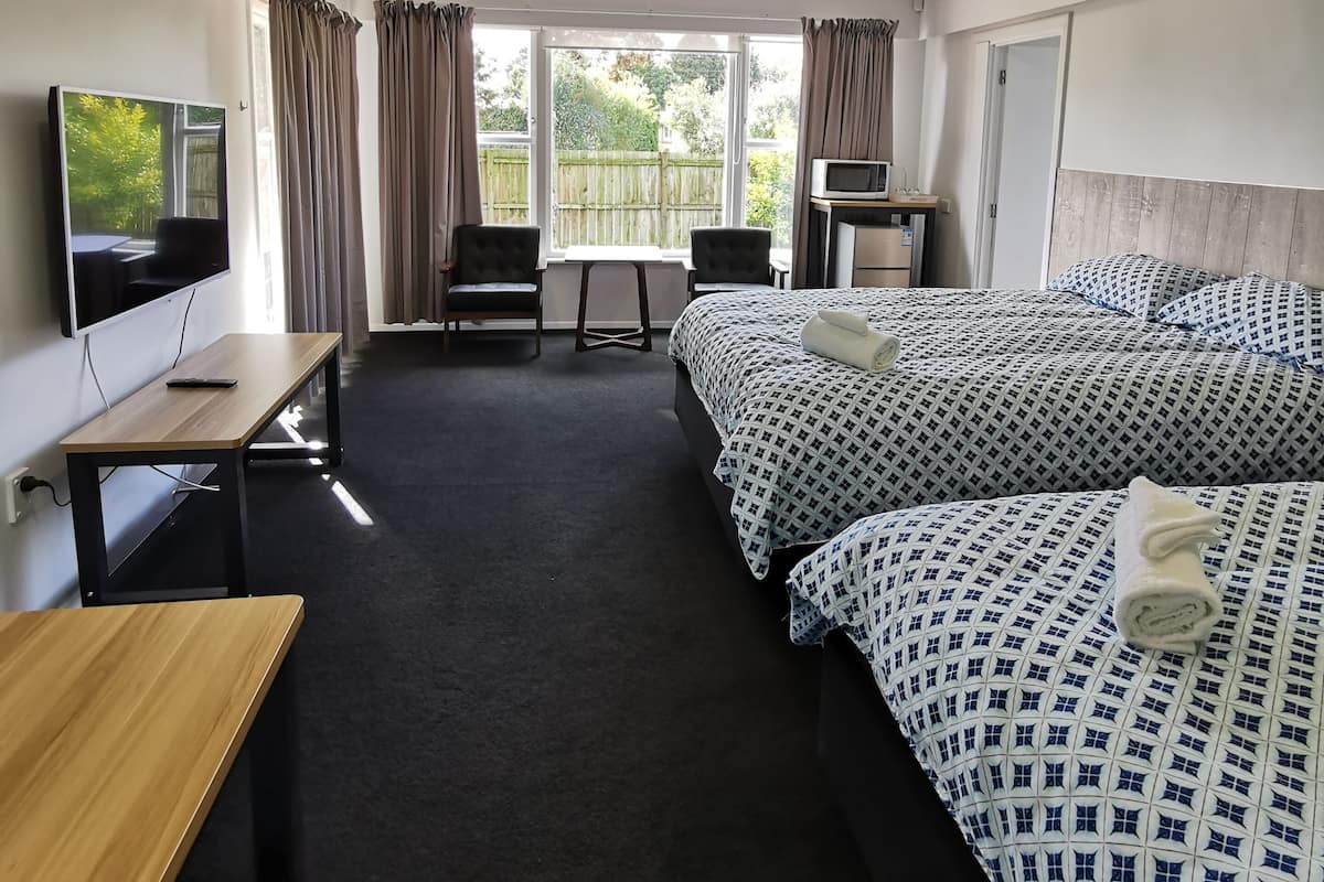 Habitación familiar, baño privado | 1 dormitorio, cortinas opacas, wifi gratis y ropa de cama