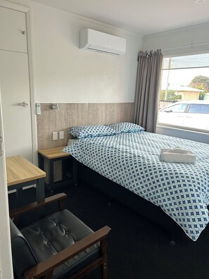 Habitación estándar, 1 cama Queen size, baño compartido | 1 habitación, cortinas blackout, wifi gratis y ropa de cama 