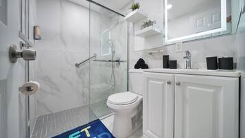 Comfort Apartment | Bathroom | Shower, rainfall showerhead, designer toiletries, hair dryer