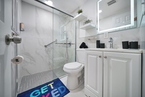 Comfort appartement | Badkamer | Een douche, een regendouche, designer toiletartikelen, een haardroger