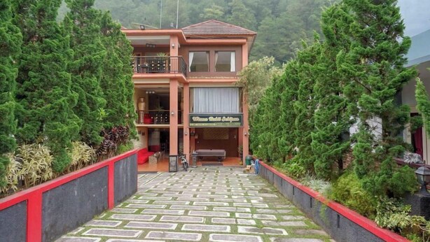 A two-story building with a balcony, surrounded by dense greenery. - Red Chilies Hill Hotel (Tawangmangu)