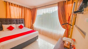 Egyptian cotton sheets, premium bedding, desk, bed sheets - Red Chilies Hill Hotel (Tawangmangu)