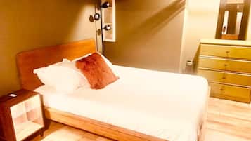 1 habitación, escritorio, tabla de planchar con plancha y cuna de viaje