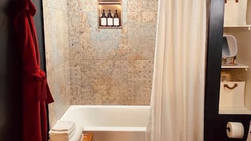 Haartrockner, Handtücher, Seife, Shampoo