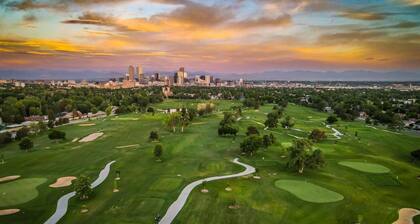 Walk to Music, Cafe, Bars, Food & Hospital in Central Denver. Turo + 420 ok!