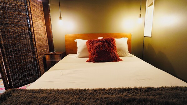 1 chambre, bureau, fer et planche à repasser, lit de bébé portatif