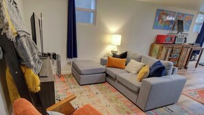 Smart TV, fireplace - Walk to Music, Cafe, Bars, Food & Hospital in Central Denver. Turo + 420 ok!  (Denver)