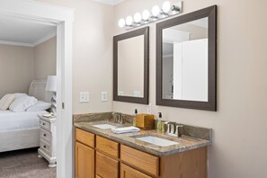 3 bedrooms, in-room safe, WiFi, bed sheets