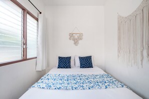 4 chambres, fer et planche à repasser, lit de bébé portatif