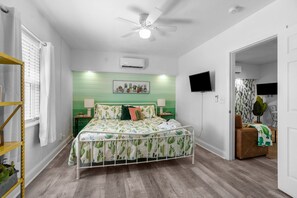 2 dormitorios, tabla de planchar con plancha, cuna de viaje