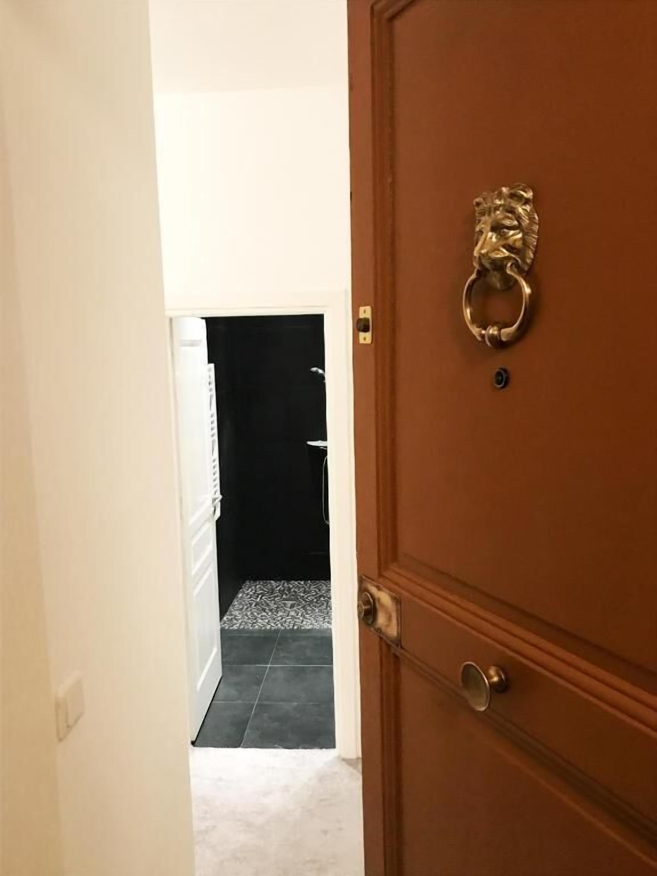 Douche, sèche-cheveux, serviettes fournies