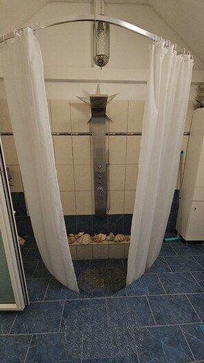 Douche, sèche-cheveux, serviettes fournies