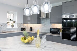 Fridge, microwave, oven, stovetop - Field View 5-Bed House - free parking (Burton upon Trent, Staffordshire, United Kingdom)