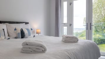 5 bedrooms, iron/ironing board, WiFi, bed sheets
