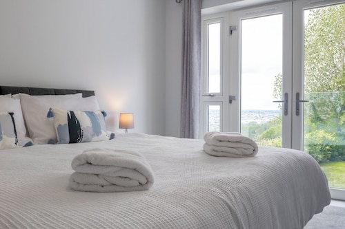 Field View 5-Bed House - free parking