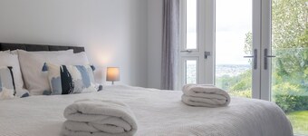 Field View 5-Bed House - free parking