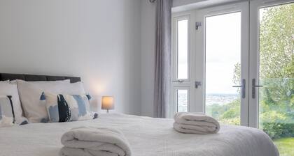 Field View 5-Bed House - free parking