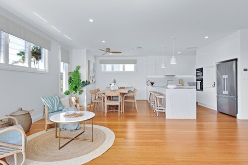 LEO2-Sophisticated Beach Holiday Home   