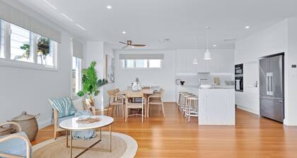 LEO2-Sophisticated Beach Holiday Home