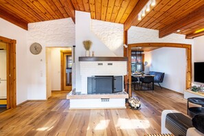 Interior - Holiday Home 'La Casa Holzwiesen' with Private Terrace, Private Garden and Wi-Fi (Starzach)