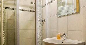 Ducha, secador de pelo y toallas