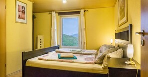 2 bedrooms, iron/ironing board, free WiFi, bed sheets