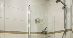 Een douche, een haardroger, handdoeken