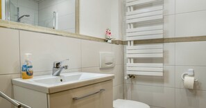 Dusche, Haartrockner, Handtücher