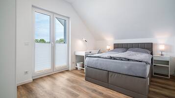 4 bedrooms, iron/ironing board, free WiFi, bed sheets