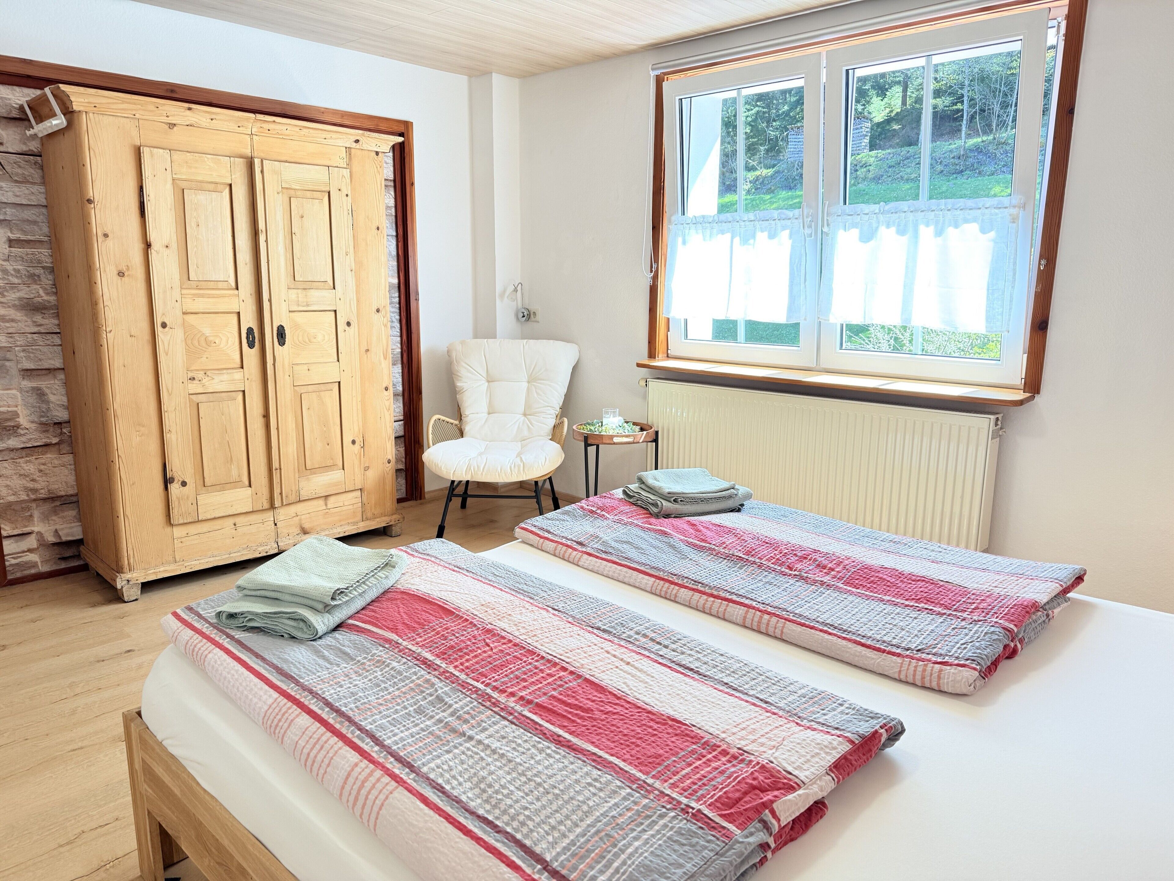 2 bedrooms, iron/ironing board, free WiFi, bed sheets - Wildbach Apartment, 80 sqm, Infrared Sauna, Fenced Garden, Grill, Wi-Fi, Forest Edge (Enzklösterle)