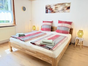 2 bedrooms, iron/ironing board, free WiFi, bed sheets - Wildbach Apartment, 80 sqm, Infrared Sauna, Fenced Garden, Grill, Wi-Fi, Forest Edge (Enzklösterle)