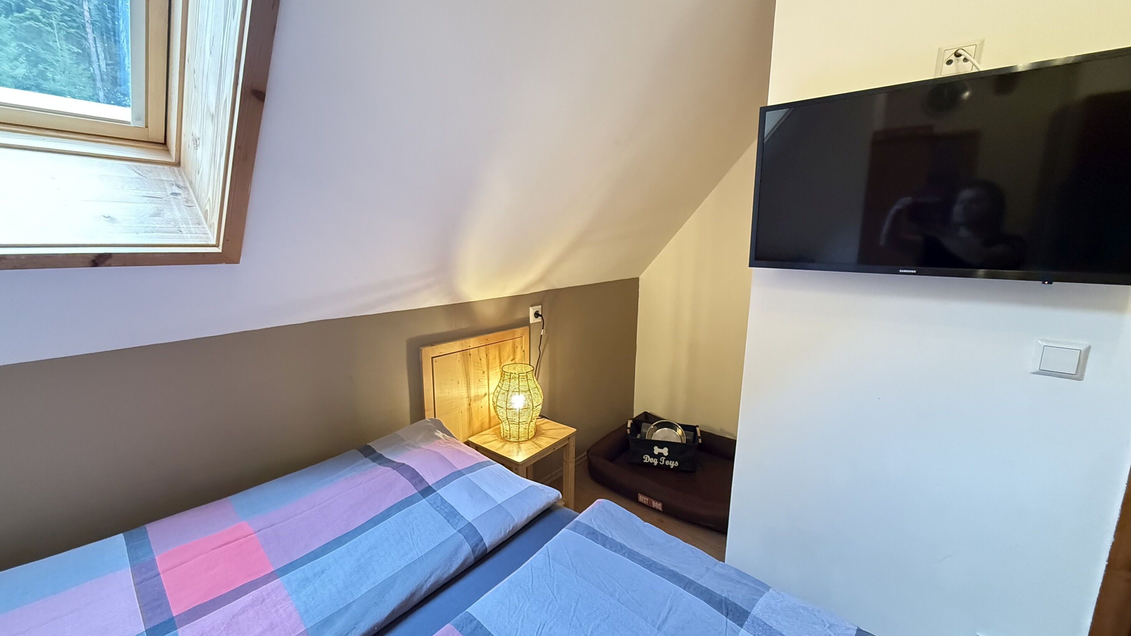 Een strijkplank/strijkijzer, gratis wifi, beddengoed