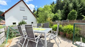 Outdoor dining - Holiday Apartment 'Waldblick, 75 sqm' with Enclosed Garden, Grill, Wi-Fi, Quiet Forest Edge (Enzklösterle)