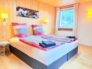 2 makuuhuonetta, silitysrauta/-lauta, ilmainen Wi-Fi, vuodevaatteet