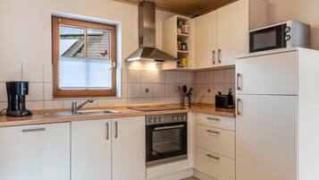 Een koelkast, een magnetron, een oven, een kookplaat