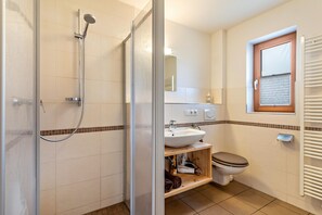 Douche, sèche-cheveux, serviettes fournies