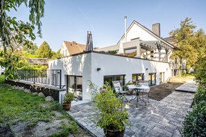 Outdoor dining - Apartment 'Meerlust' with Private Terrace, Private Garden and Wi-Fi (Travemünde)